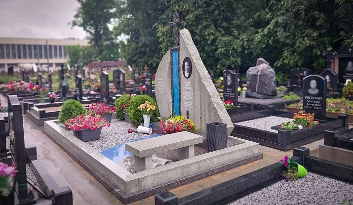 18.11.2024 года. Памятник в форме парусника из гранита