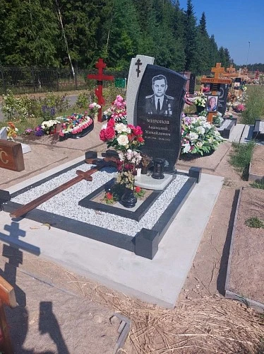 Красивый памятник из разных сортов гранита