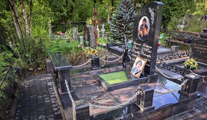 28.08.2025 года. Гранитный комплекс с деревом с цепями