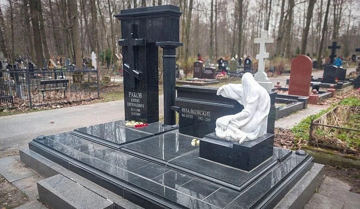 06.11.2024 года. Мемориальный комплекс с плачущей фигурой