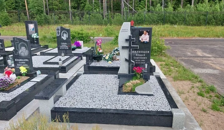 19.06.2024 года. Мемориальный комплекс из разных гранитов