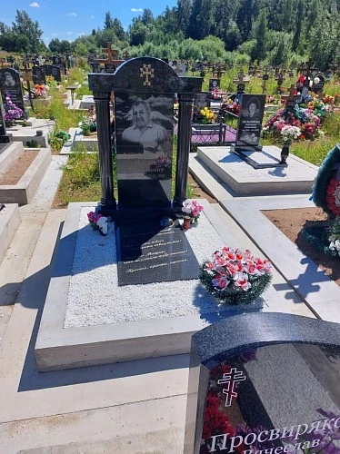 19.06.2024 года. Памятник с колоннами