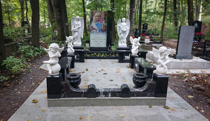 16.06.2024 года. Эксклюзивный памятник из гранита и стекла
