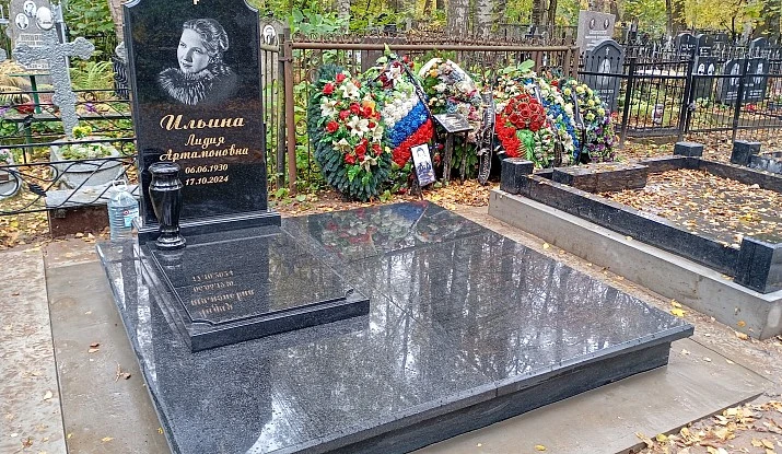 16.11.2025 года. Гранитный комплекс на Серафимовском кладбище