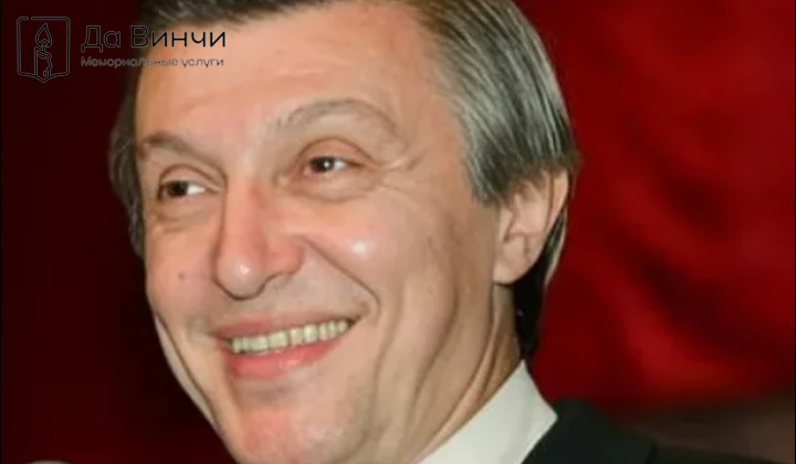 Памятник Макару Леонидовичу Алпатову, певцу, режиссёру, сценаристу, на кладбище Памяти жертв 9-го января
