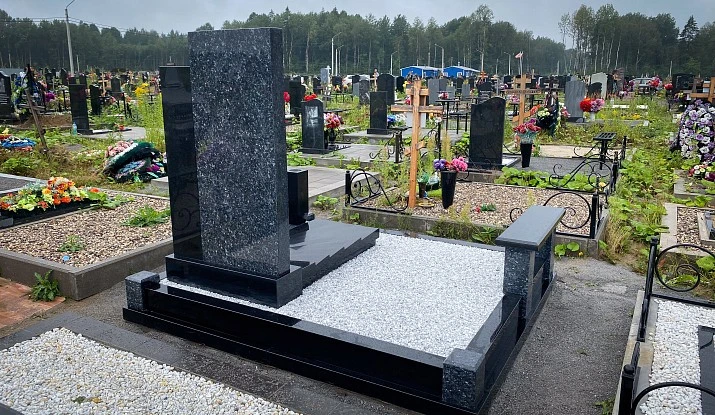 13.08.2025 года. Гранитный комплекс с полированным панно