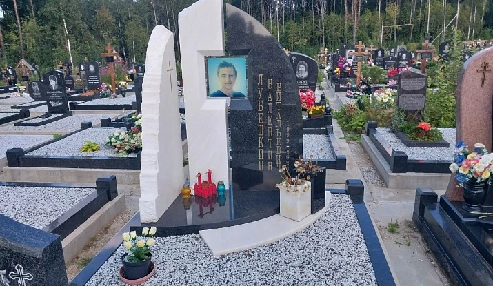 19.08.2025 года. Комплекс из черного гранита и белого мрамора