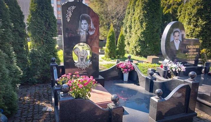 19.08.2025 года. Гранитный комплекс из черного гранита