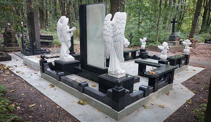 16.06.2024 года. Эксклюзивный памятник из гранита и стекла