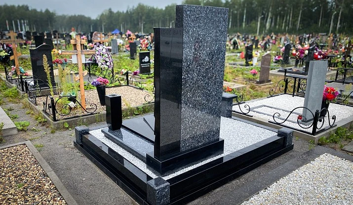 13.08.2025 года. Гранитный комплекс с полированным панно