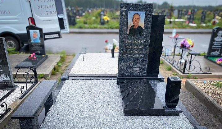 13.08.2025 года. Гранитный комплекс с полированным панно