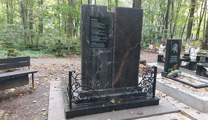 19.06.2024 года. Эксклюзивный памятник из разных сортов гранита