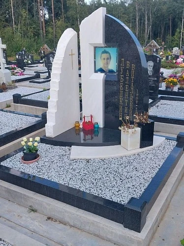 19.08.2025 года. Комплекс из черного гранита и белого мрамора