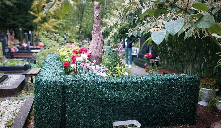 19.06.2024 года. Памятник из разных сортов гранита со свечой