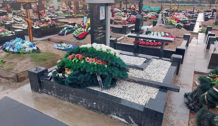 19.06.2024 года. Памятник из черного гранита и мансура