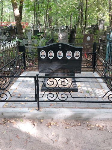 19.06.2024 года. Семейный памятник из гранита с металлической оградой