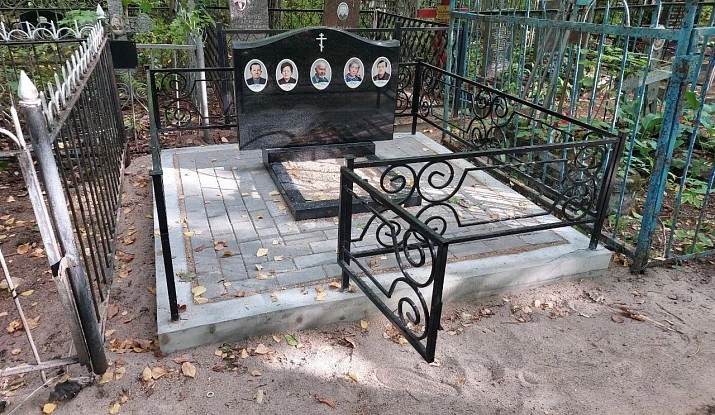 19.06.2024 года. Семейный памятник из гранита с металлической оградой
