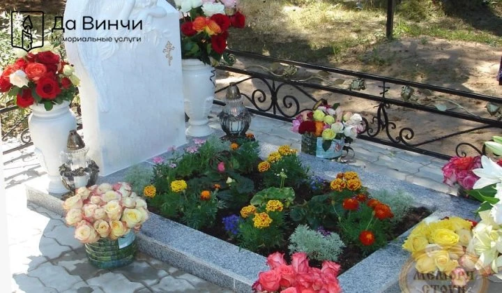 Какое значение имеет цветник у памятника умершего