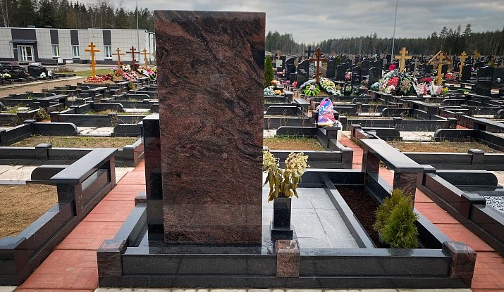 19.11.2025 года. Комплекс из разных гранитов на Белоостровском кладбище