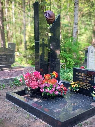 Памятник фигурные колонны