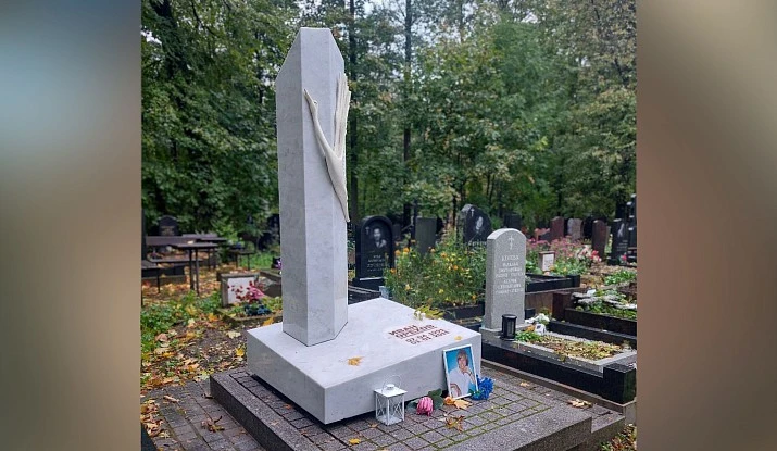19.06.2024 года. Мраморный памятник с фигурой журавля