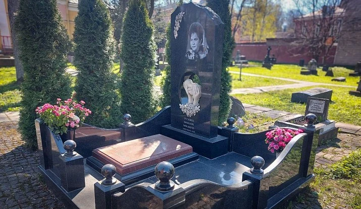 19.08.2025 года. Гранитный комплекс из черного гранита