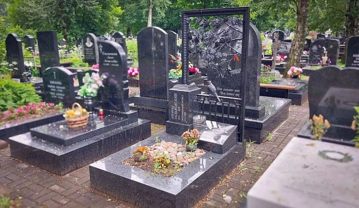04.11.2024 года. Памятник с фигурной ковкой