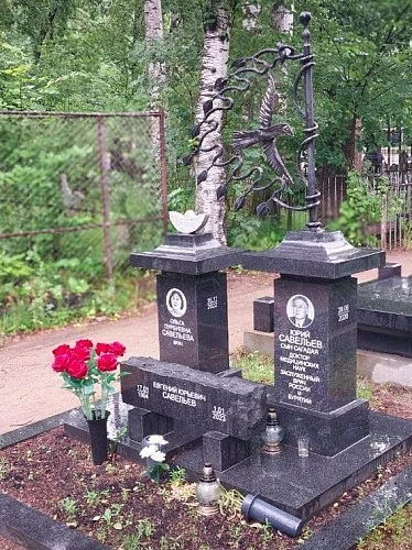 19.08.2025 года. Памятник гранитные колонны и ковка
