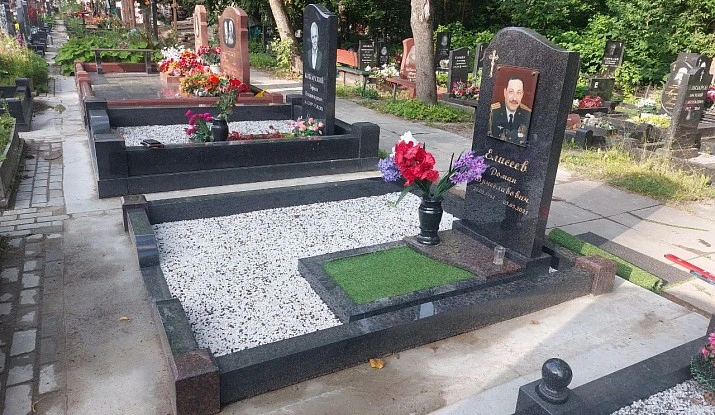 19.06.2024 года. Гранитный комплекс с памятником