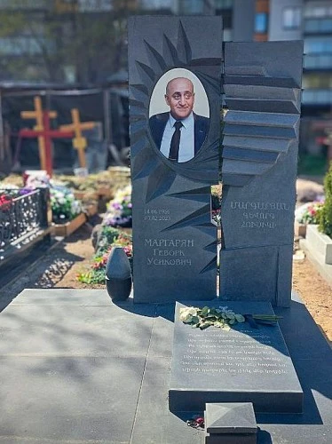 19.08.2025 года. Гранитный комплекс с памятником