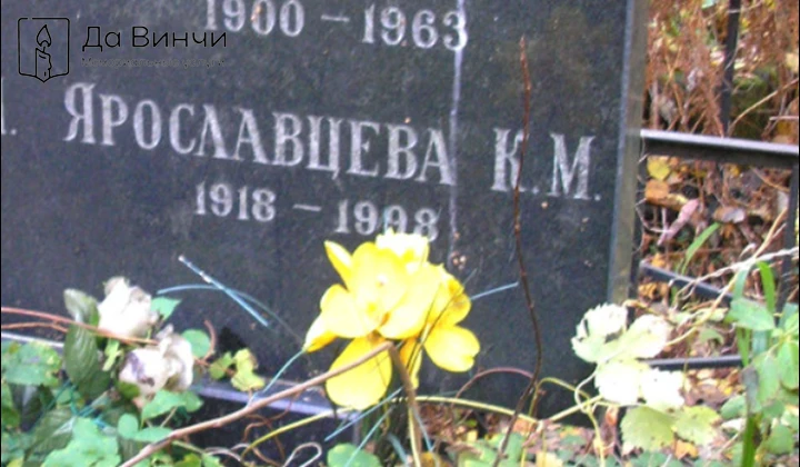 Памятник Борису Елисеевичу Жуковскому, актёру театра и кино, педагогу, на Серафимовском кладбище