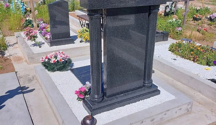 19.06.2024 года. Памятник с колоннами