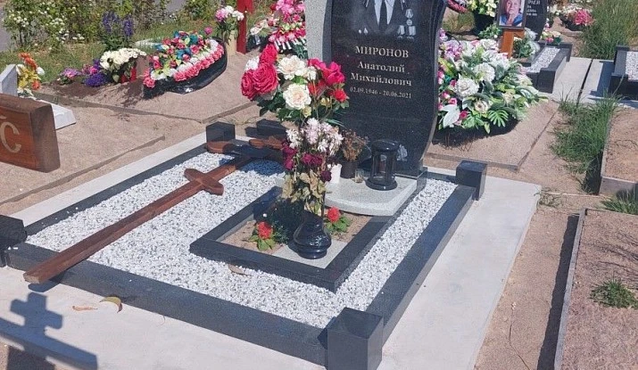 Красивый памятник из разных сортов гранита