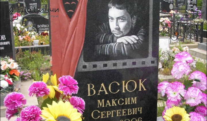 Памятник Максиму Сергеевичу Васюку, актёру, на Шушарском кладбище