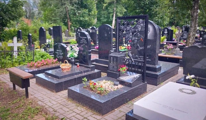 04.11.2024 года. Памятник с фигурной ковкой