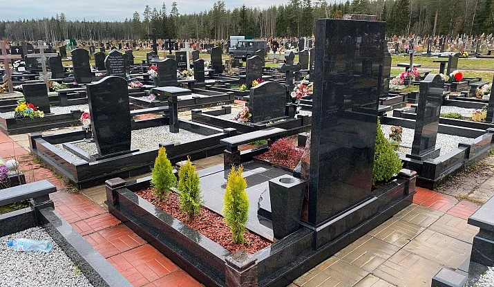 22.11.2025 года. Эксклюзивный памятник из нескольких гранитов