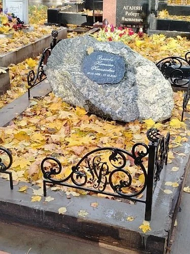 19.08.2025 года. Памятник-валун из змеевика