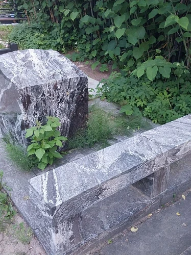 Памятник "Гранитный куб"