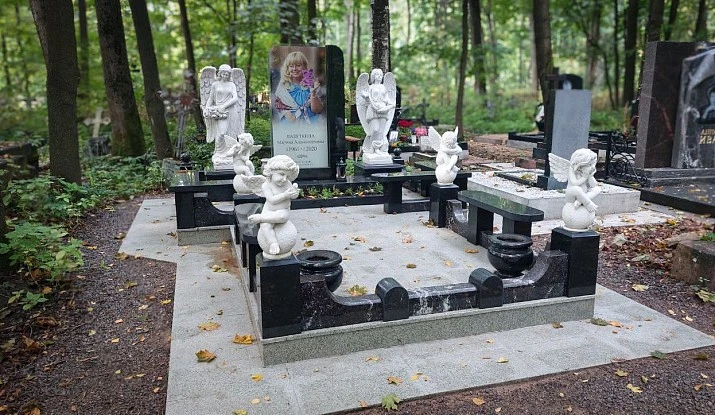 16.06.2024 года. Эксклюзивный памятник из гранита и стекла
