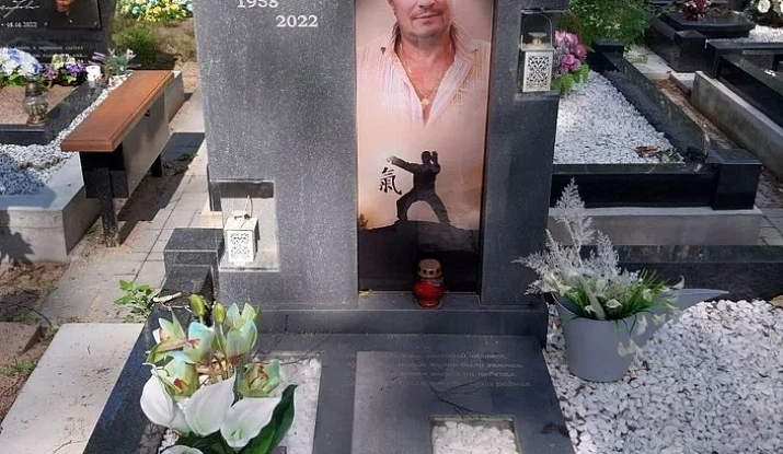 05.11.2024 года. Памятник со стеклом