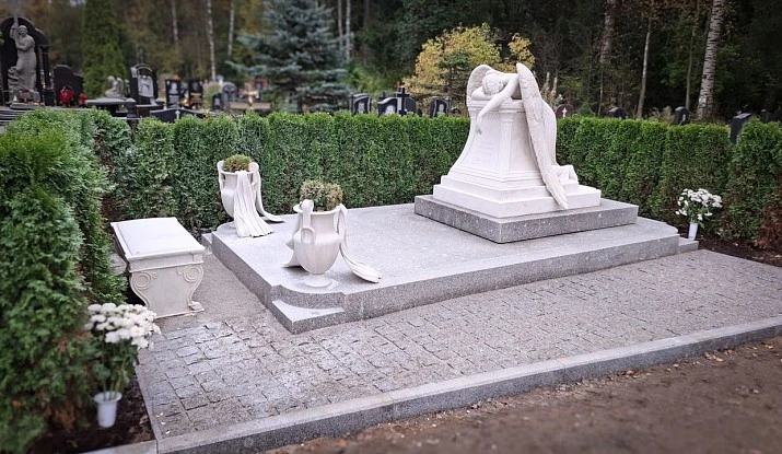 21.11.2025 года. Гранитный комплекс с ангелом