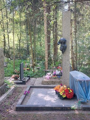 18.11.2024 года. Памятник-колонна с рельефом