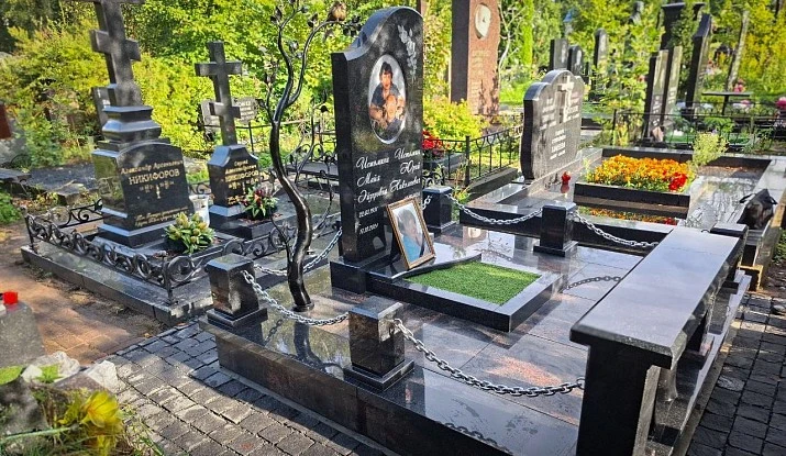 28.08.2025 года. Гранитный комплекс с деревом с цепями