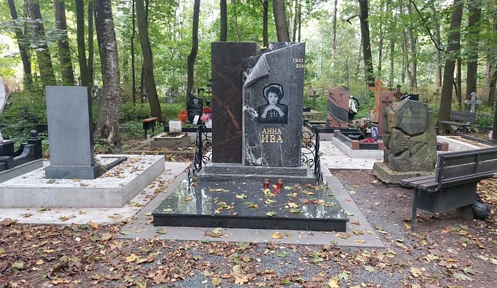 19.06.2024 года. Эксклюзивный памятник из разных сортов гранита