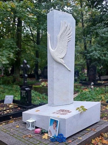 19.06.2024 года. Мраморный памятник с фигурой журавля