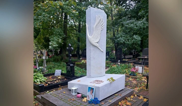 19.06.2024 года. Мраморный памятник с фигурой журавля