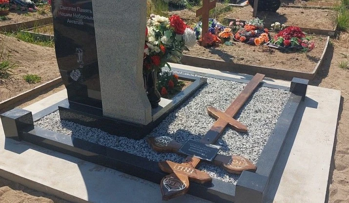 Красивый памятник из разных сортов гранита