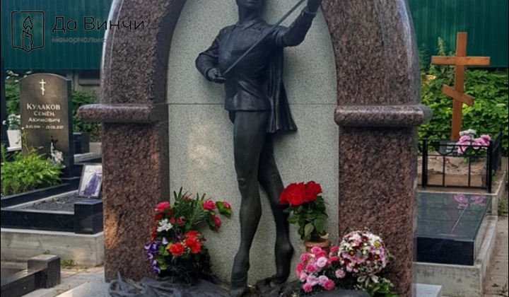 Памятник Сергею Геннадьевичу Вихареву, балетмейстеру, на Серафимовском кладбище