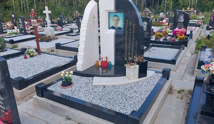 19.08.2025 года. Комплекс из черного гранита и белого мрамора