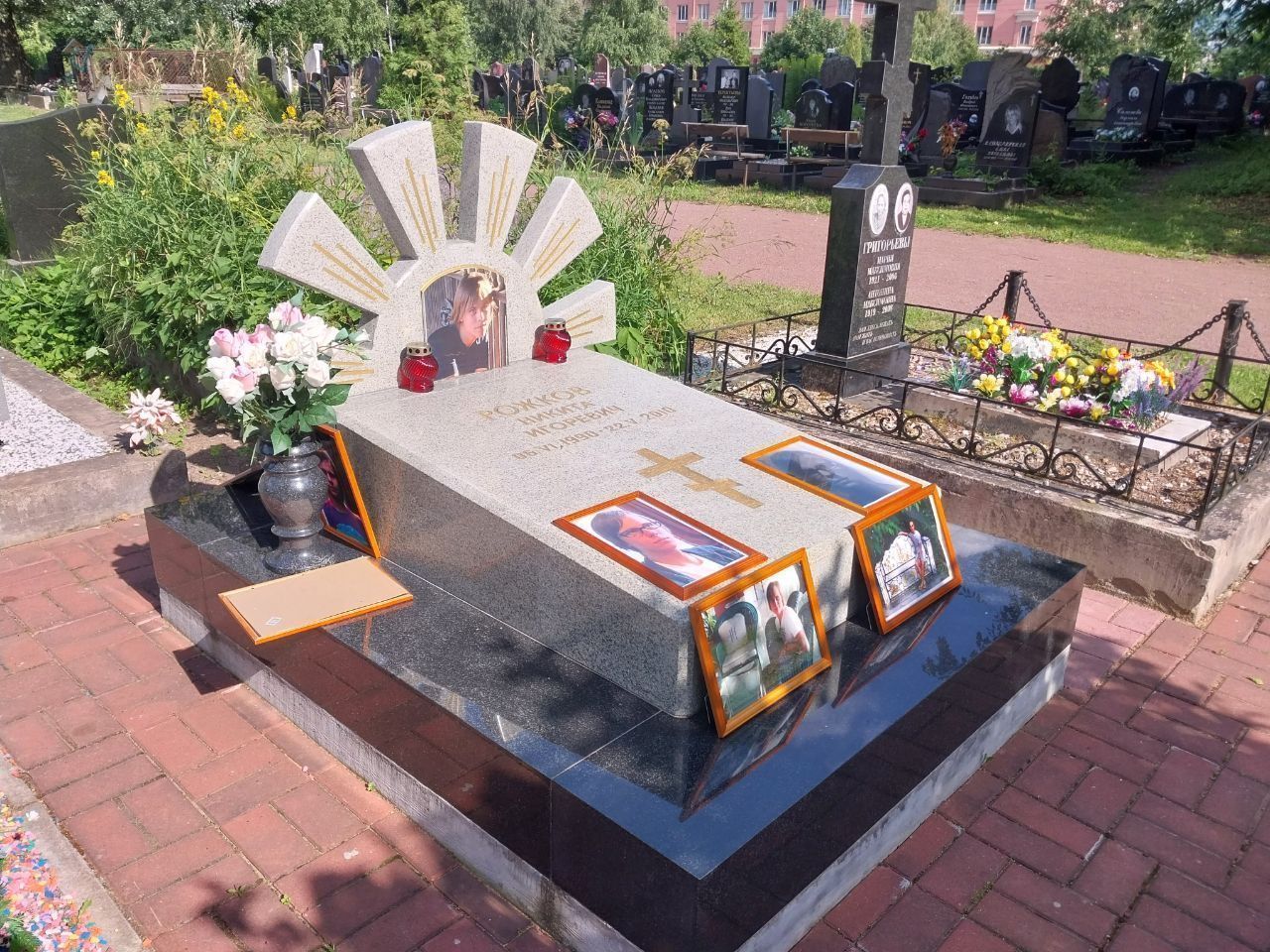 19.08.2025 года. Памятник Белое солнце на Смоленском православном кладбище